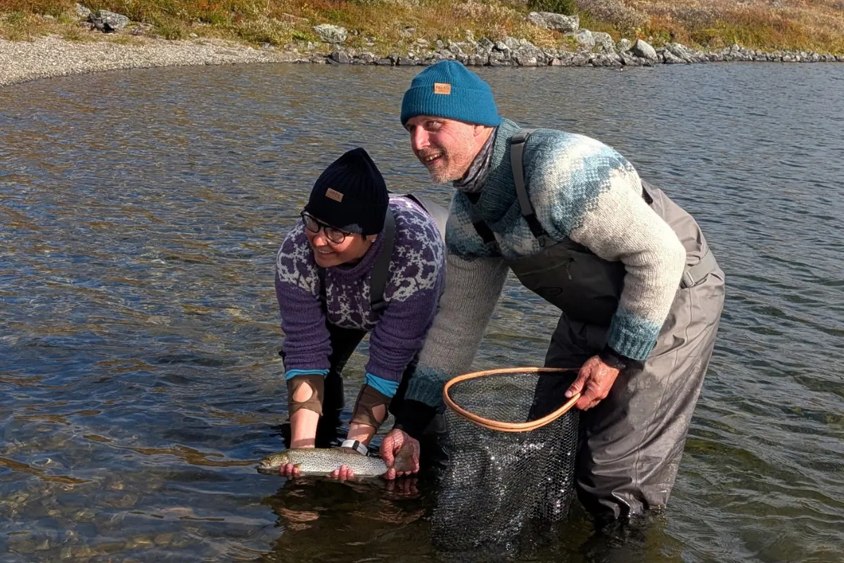 Teemu and a guest releasing a fish together